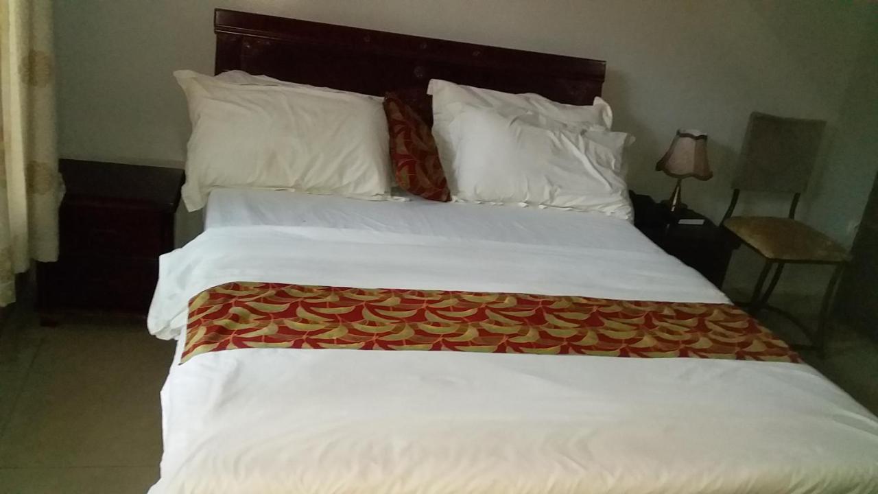Random Park Hotel Kigali Bagian luar foto