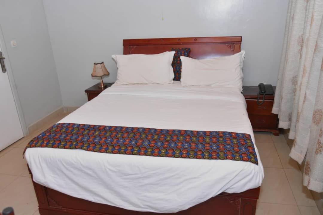 Random Park Hotel Kigali Bagian luar foto